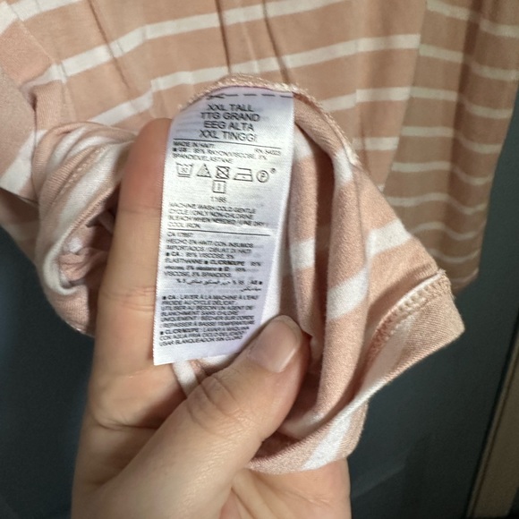 Old navy tee - Picture 4 of 4